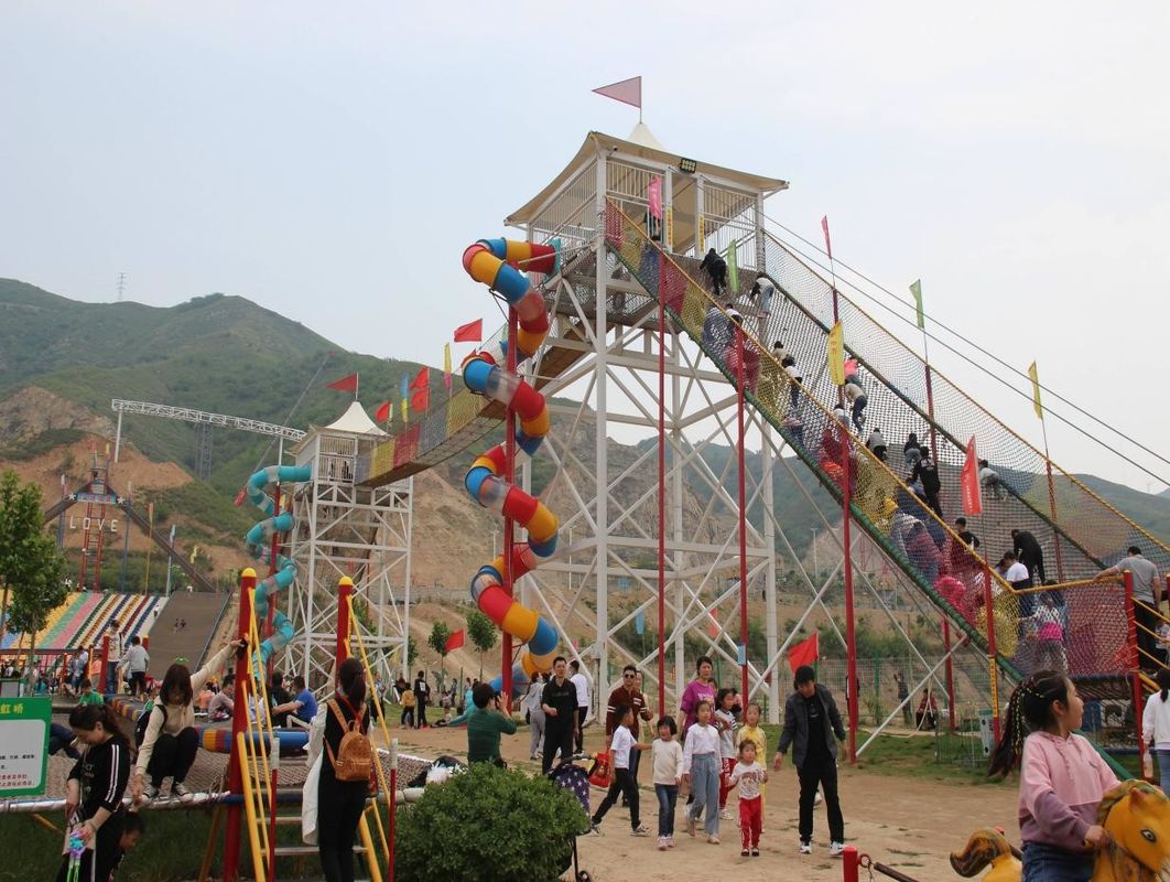 Peralatan Slide Sky Trail Tingkatkan Olahraga Luar Ruangan Pemandangan Kastil Terbang Besar